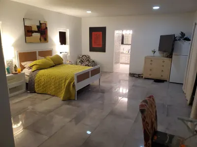 Huge modern Beach Villa dream 4 stories 360 views reef and lagoon Hotels in 