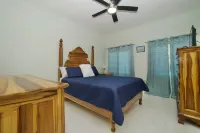 Charming 3-bedroom house in enchanting Fairy Hill with WiFi, AC Hotels in 