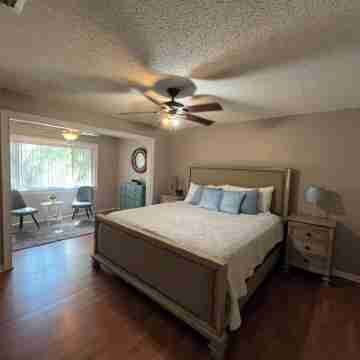 1/1 condo located on Lk Lulu. 7 minutes from Legoland. access to hwy 27, 17 & I4 Rooms