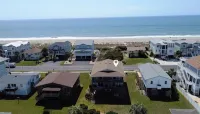 Hangin' at Holden: Ocean View, Pet-Friendly, 3BR/3BA Beach Home Steps from Sand Hôtels à : Lockwoods Folly
