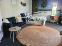 Quiet studio. Park up and walk to beach, shops, cafés & bars!