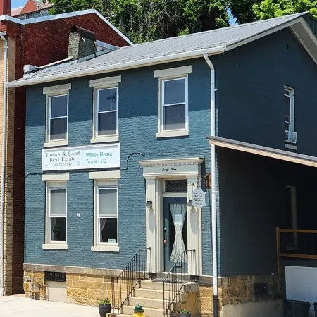 Charming 2-bedroom apartment with equipped kitchen and AC, in Cumberland, MD.