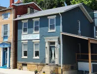 Charming 2-bedroom apartment with equipped kitchen and AC, in Cumberland, MD.