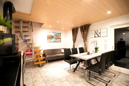 Alpina Haus - Gemütliches Ferienhaus in Oberammergau, Max.10 Personen, Skiurlaub Отели в г. Обераммергау