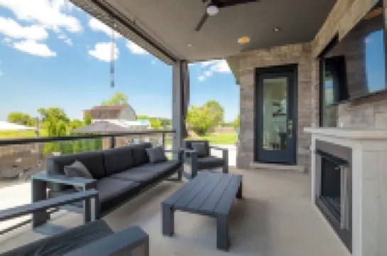 Modern Luxury Retreat | Heated Pool, Theatre & Putting Green