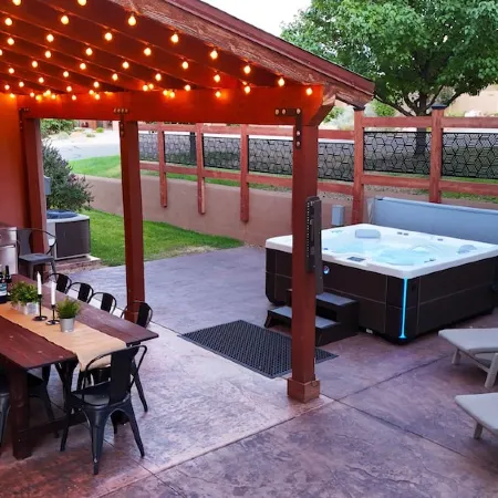 SG1 Stunning Views + Private Hot Tub - Charming Moab Retreat - Near Arches Park