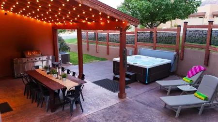 SG1 Stunning Views + Private Hot Tub - Charming Moab Retreat - Near Arches Park