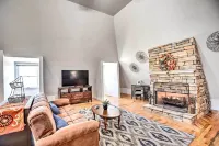 Lake Allatoona Area Studio w/ Pool and Views! - balcony
