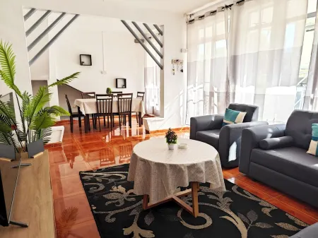 3 Bedroom appartment 1 min walk from Bruno Cheong Hospital & flacq centre Отели рядом с достопримечательностью «Остров Серф»