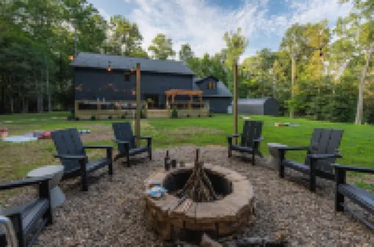 Twin Oaks Lodge: 4 Kings, Hot Tub, Sauna & EPIC Game Room