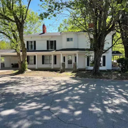 Spacious 5-bedroom pet friendly house with WiFi, AC in charming Oliver Springs