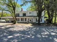Spacious 5-bedroom pet friendly house with WiFi, AC in charming Oliver Springs