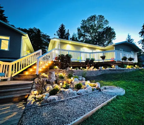 LAKE HOUSE 6 MINUTES TO TOWN.BRING YOUR WATER SPORTS GEAR AND ENJOY Hotels in Neepawa
