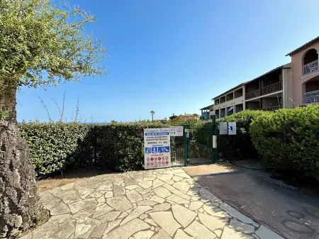 Air-conditioned apartment with pool and garden, at the entrance to the Gulf of St Tropez!