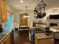 A House On Catalina3-bedroom townhome in Tigard, OR w/ AC, WiFi, patio & grill