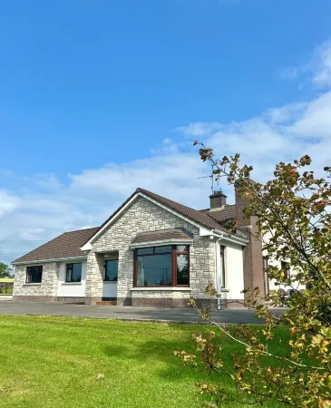 Whitepark Lodge - 5-Bed Countryside Home. Newly renovated family-friendly home