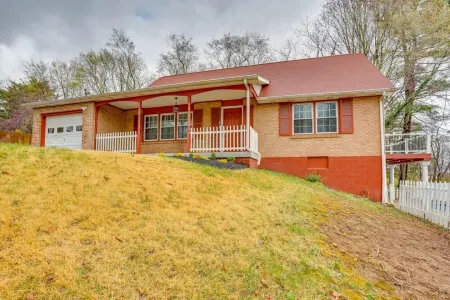 Poolside Oasis close to Bucknell