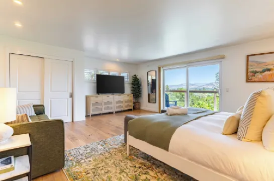 Modern Sonoma Stay w/ Spacious Deck, Views & Prime Location Bennett