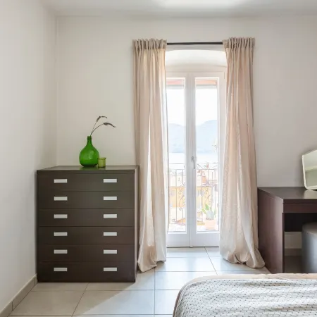 Lake View Terrace Apartment