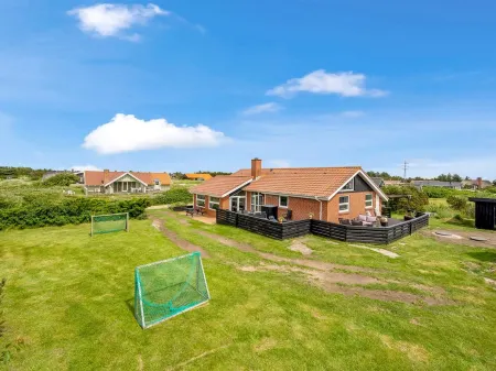 "Elviira" - 600m from the sea Отели в г. Hvide Sande