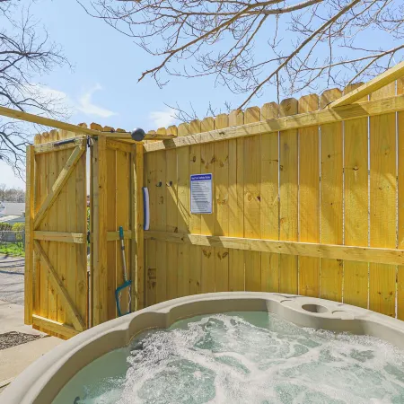 Jefferson City Bungalow Hot Tub and Patio!
