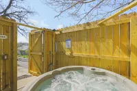 Jefferson City Bungalow Hot Tub and Patio!