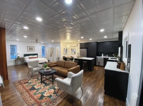 Downtown Stillwater Studio Apartment located upstairs فنادق في 