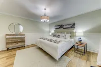 Amazing 5 bedroom, swim spa, river, close to Batawa Ski Hill Hotels in Quinte West