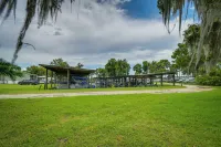 Waterfront Georgetown Retreat on Lake George! - Parkplatz