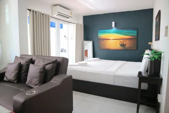 ห้องดีลักซ์ เตียงใหญ่ พร้อมระเบียง