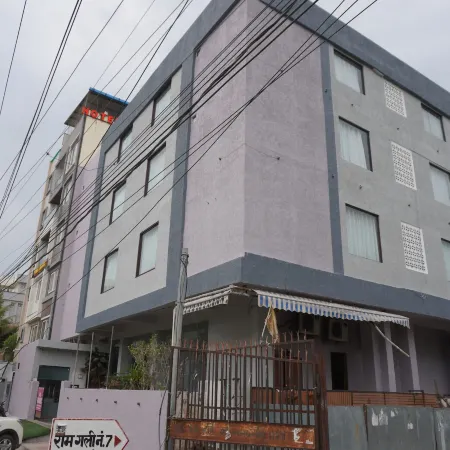 Hotel Gulab Vatika Отели рядом с достопримечательностью «Торговый центр Pink Square Mall»