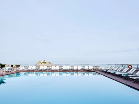 Sofitel Biarritz le Miramar Thalassa Sea & Spa Отели рядом с достопримечательностью «Port des pêcheurs à Biarritz»