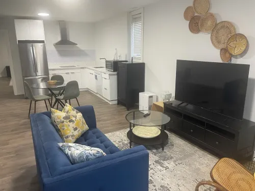 Cozy retreat! Perfect for two. Relax & unwind in this charming space.