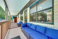 1 Mi to UF Campus: Group Retreat w/ Outdoor Oasis - Kitchens