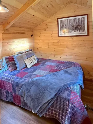 Cozy Riverfront cabin with hot tub!