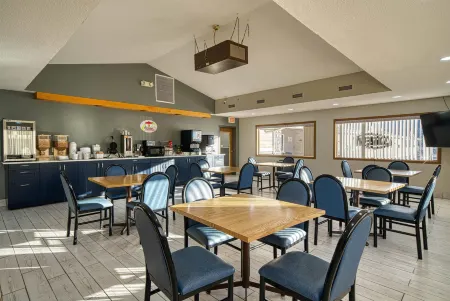 Super 8 by Wyndham Hot Springs Отели рядом с достопримечательностью «Black Hills Putt 4 Fun»