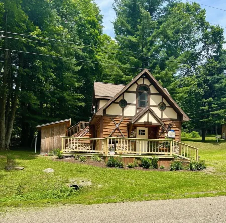 Cozy & Rustic 3 Bdr Chalet w/ Plenty of Privacy - Your New Home Away from Home!