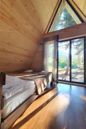 Cabin in the forest, near to ski lift, provide breakfast and dinner Отели рядом с достопримечательностью «Mestia»