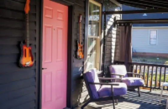 Heart Break Hotel Rad Bungalow - Rock-n-roll themed 2-bedroom downtown Tupelo.