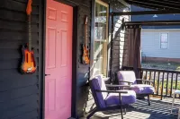 Heart Break Hotel Rad Bungalow - Rock-n-roll themed 2-bedroom downtown Tupelo.