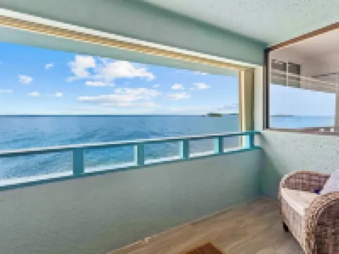 Marie's Oceanfront Condo-1bdrm-3 Pools サウスサイドのホテル