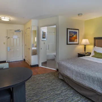 Candlewood Suites LOUISVILLE AIRPORT by IHG Отели рядом с достопримечательностью «Сикс Флэгз Кентакки Кингдом»