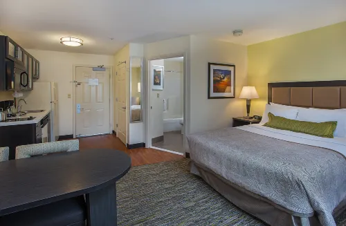 Candlewood Suites LOUISVILLE AIRPORT by IHG - ที่มีที่จอดรถ