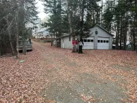 2 bedroom private custom built home with loft. Hotels in Jackman
