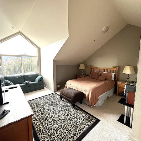 Forest Park 3 Bed 4 Bath Townhome