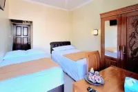 Griya Pradipa Syariah Near Balai Kota Batu Mitra RedDoorz Hotels near Masjid Wakaf Al Ikhlas Jl. Brantas Gg VI Sisir Batu