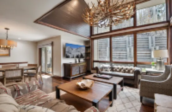 DV Mountain Retreat | BBQ Grill, Private Hot Tub | Walk to Main Street | 5 Minutes to Ski Resort