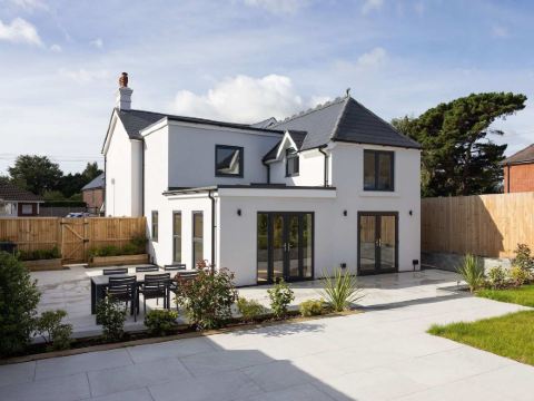 Modern 5-bedroom Retreat Nr Coast