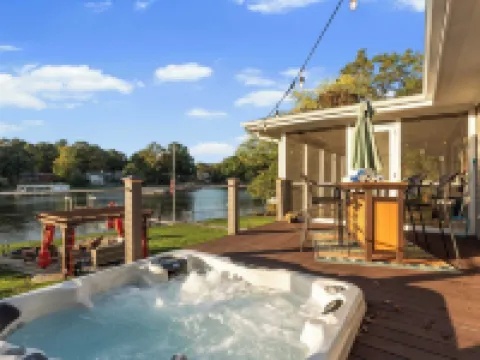 Dock, Hot Tub & Kayaks on Lake Norman Lakeside Gem by Avantstay Hotels in Westport