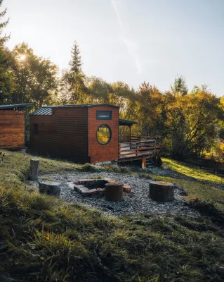 ทูเกเตอร์เนสต์ โรงแรมใน